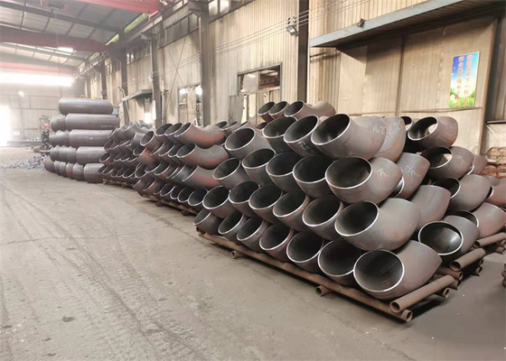Baja Karbon Siku Baja karbon mulus butted welding Ukuran besar 24 &quot;---48&quot; 90D LR siku bevelend lukisan hitam